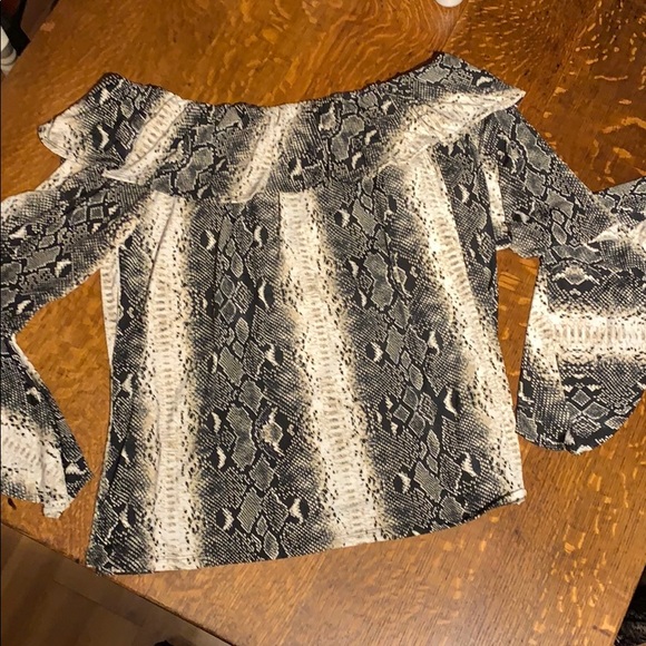 L&B plus size off shoulder snake print top - Picture 4 of 4